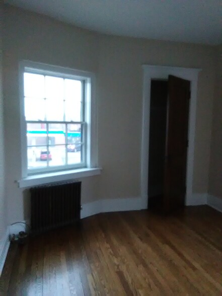 2 bedrooms with large windows - 3210 Main St