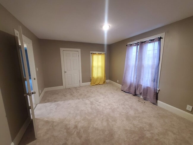 Building Photo - Large Single Family House Available Soon 3 Bed 1.5 Bath close to 490