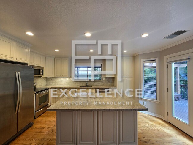 Building Photo - In the Villages 55+ Gated Community, 2/2+ Office, 1900+Sf, Deck, Views, Golf Course and Much More