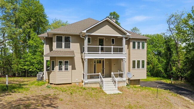 Building Photo - 5116 Shore Dr