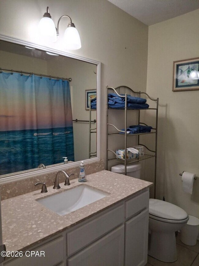 Building Photo - Gorgeous Townhome with a view!