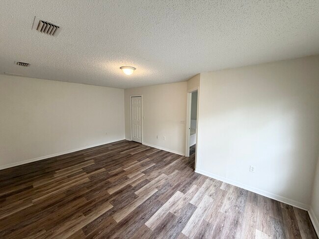 Building Photo - 10 Pinelynn Dr