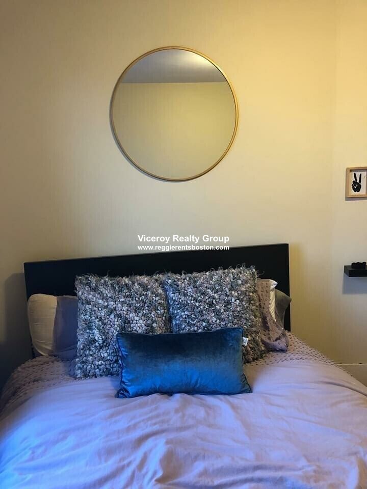 Building Photo - 861 E 1st St