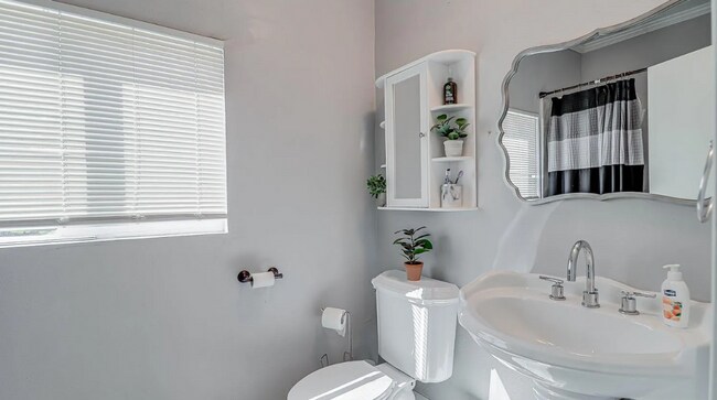 Building Photo - Charming 3 bedroom, 3 bath!