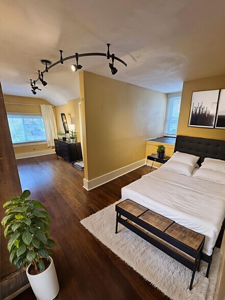 Building Photo - 1525 Wyandotte Ave