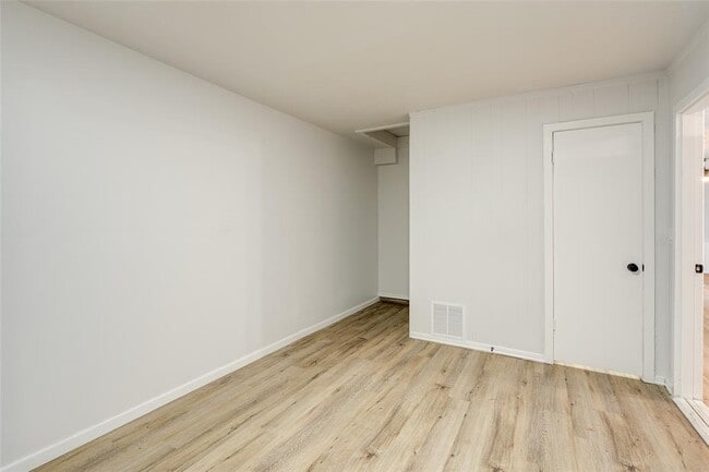Building Photo - 324 NE 60th St