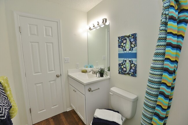 Building Photo - READY 11-03-25!! Completely Updated 2-Bedr...