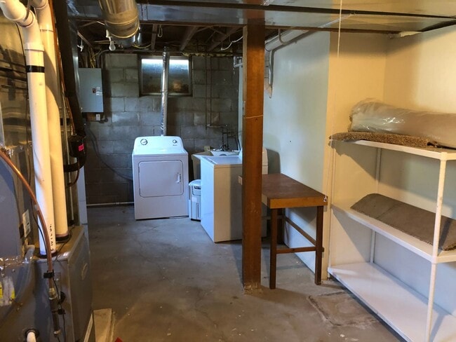 Building Photo - Spacious and Private 4-bed, 3-bath House in Desirable Highland Park Neighborhood of St. Paul!