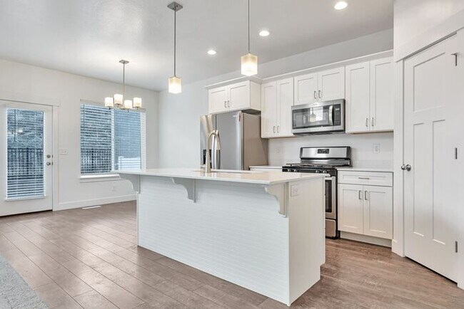 Building Photo - ROW END TOWNHOUSE W 2 CAR GARAGE + AMENITIES