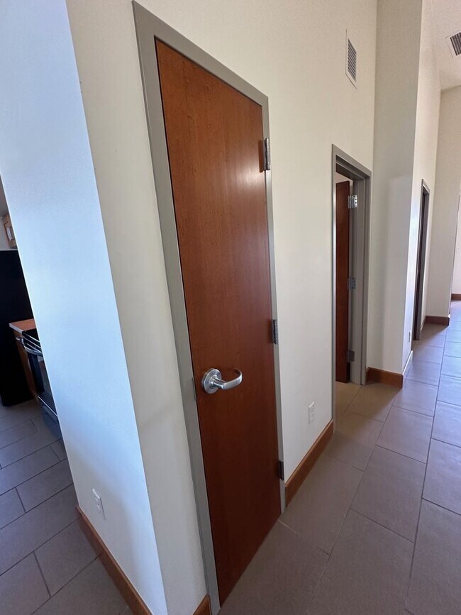 Building Photo - Blue Earth Place-One Bedroom available