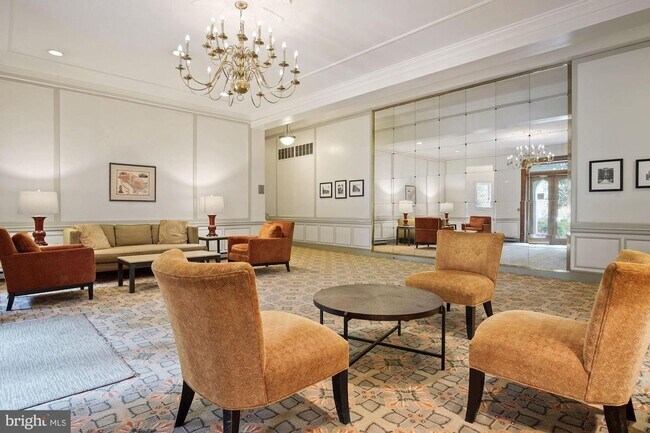 Building Photo - Spacious 1BR/1BA in Fabulous Cathedral Hei...