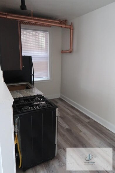 Building Photo - 4588 N Elston Ave