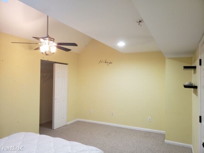 Building Photo - 3 br, 3 bath Townhome - 21 Patcong Dr