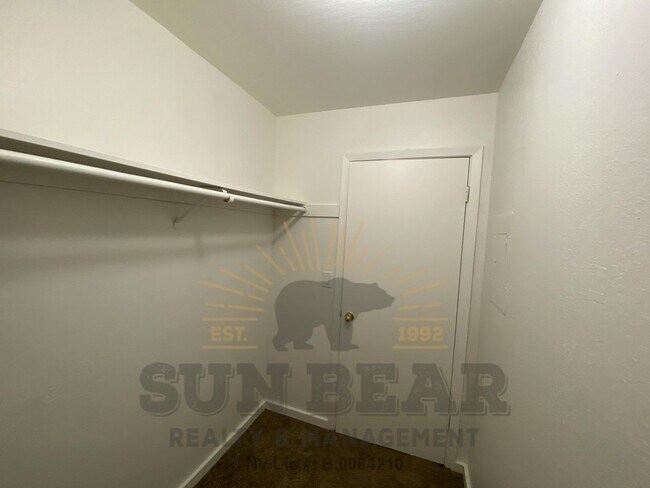Building Photo - 872 Tanager St