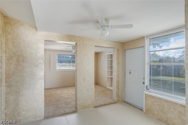 Building Photo - 806 N Entrada Dr