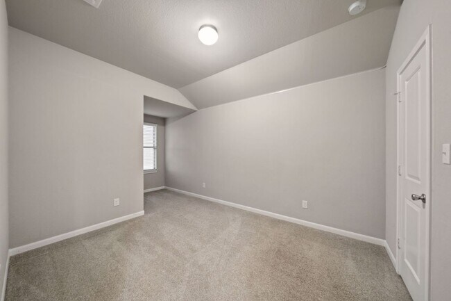 Building Photo - 6905 Etna Way