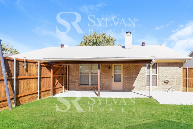 Building Photo - Enjoy living the good life in this 3 bedroom, 2 bathroom brick home