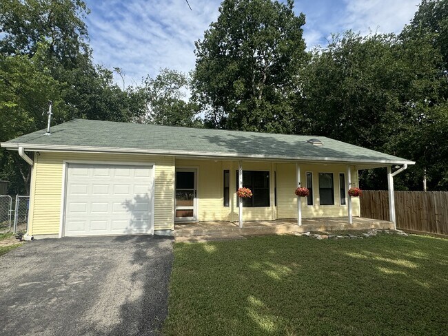 Building Photo - "Charming 2-Bedroom, 1-Bath in Horseshoe F...