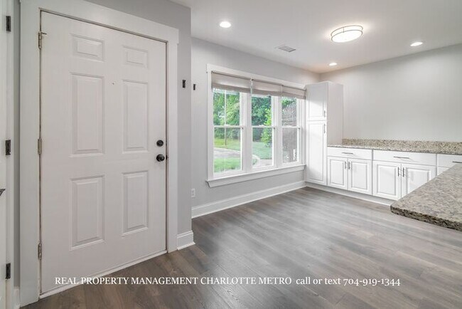 Building Photo - 3BR Townhome - Lake Living in Vineyard Point with Boat Slip Access Near Lake Norman