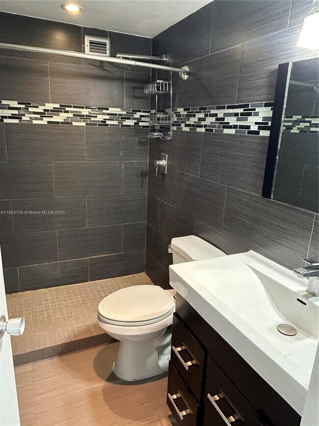 Building Photo - 801 Brickell Bay Dr