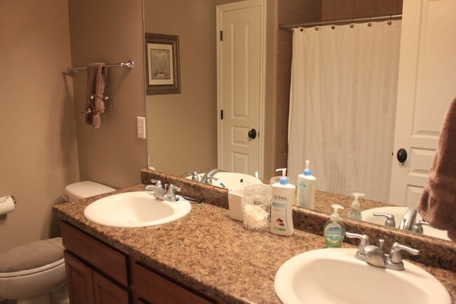 Building Photo - Spacious 3 Bedroom In Stansbury Park- Show...