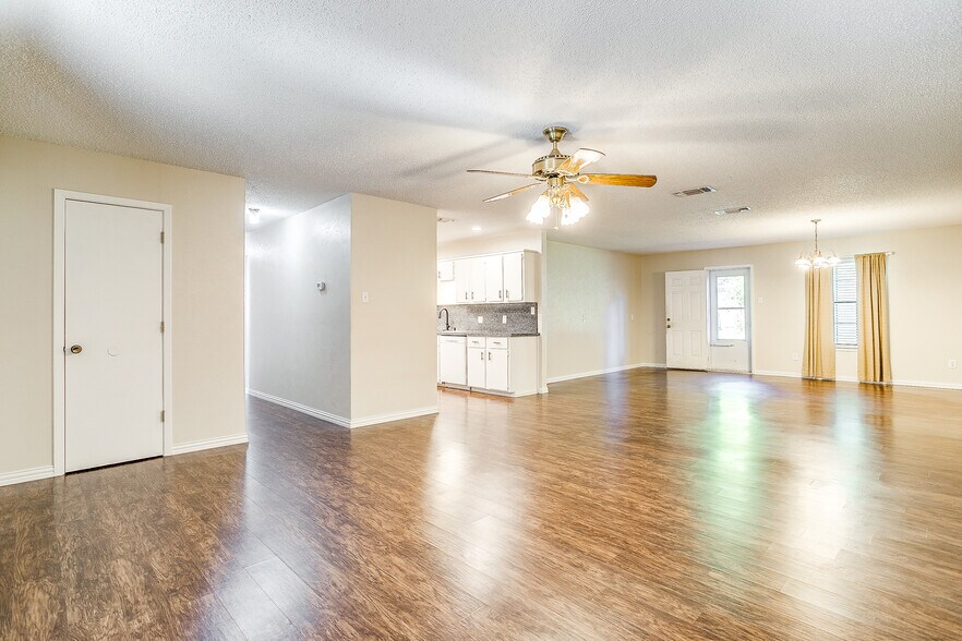 Building Photo - 1104 Sproles Dr