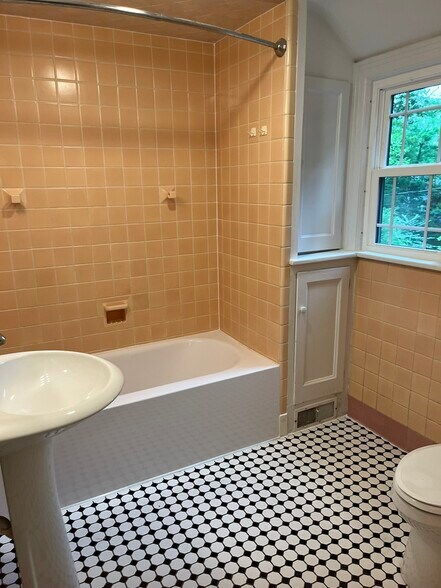 Full bath - 10 Darroch Rd