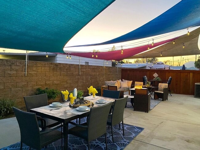 Building Photo - Classy Single Family Home Conviently located - Easy drive to Pendelton or Miramar - Nice family n...