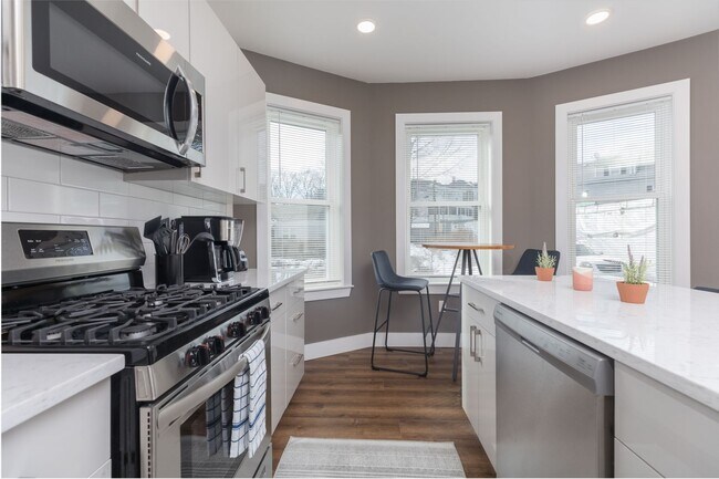 Building Photo - Huge 5 Bed each with their own Bathroom!