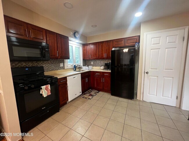 Building Photo - 50 Whalepond Rd