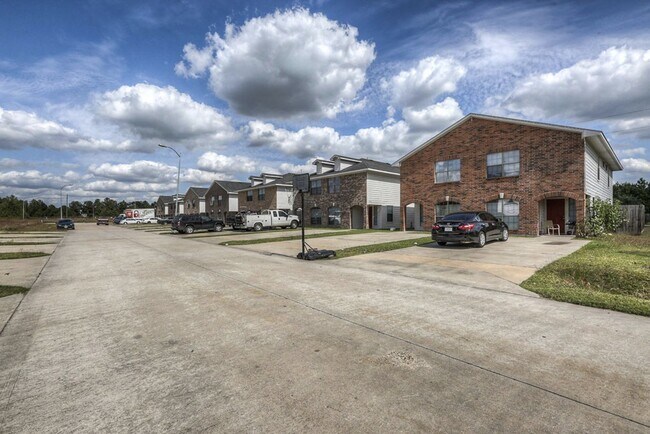 Building Photo - Pine Landing Townhomes - Ask for MOVE IN SPECIALS