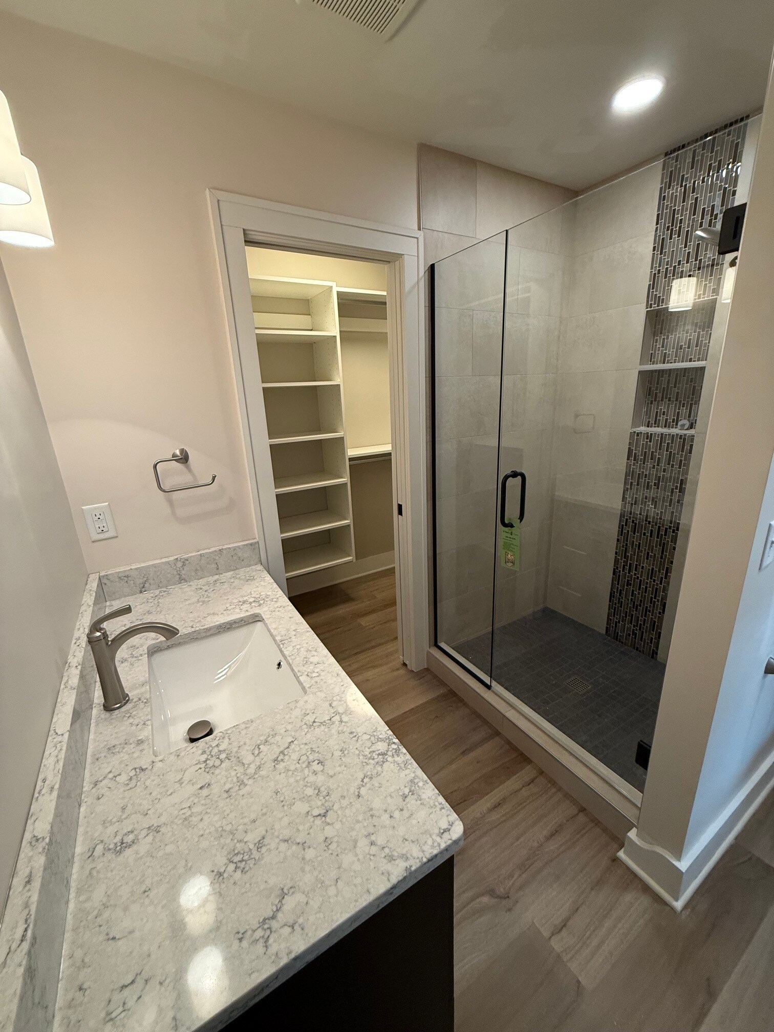 Master bath, walk in closet - 2617 Carew St