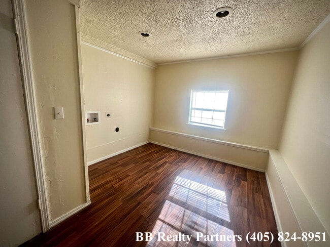 Building Photo - 6721 E 5th St