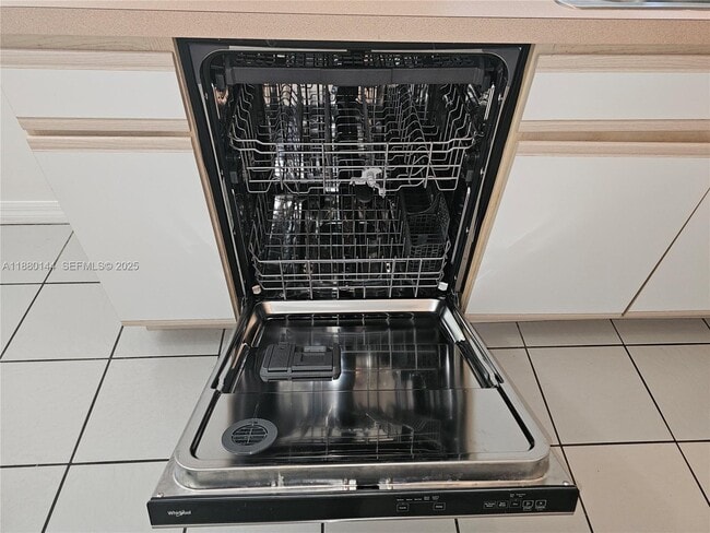 Building Photo - 8330 SE Sweet Bay Ave