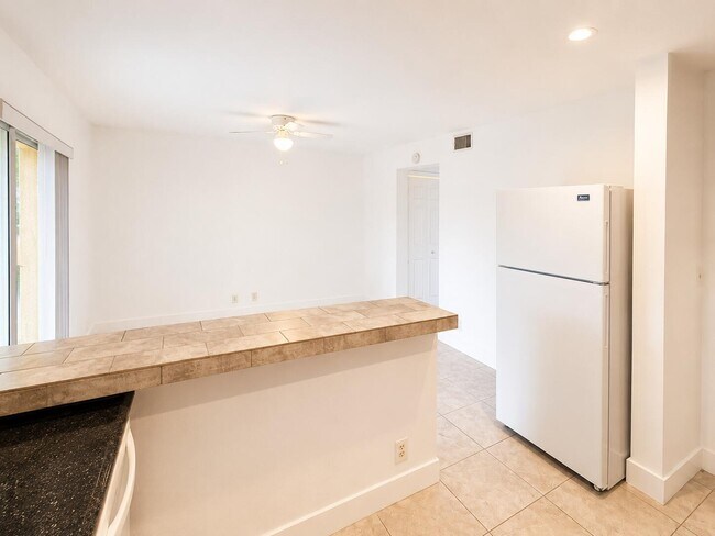 Building Photo - 5728-5728 Blueberry Ct