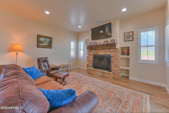 Building Photo - 6321 Oak Ln