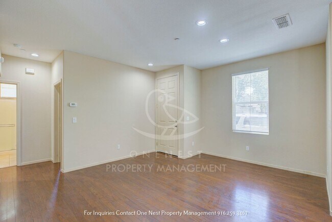 Building Photo - Lincoln Crossing; 4 bedroom in Gated commu...