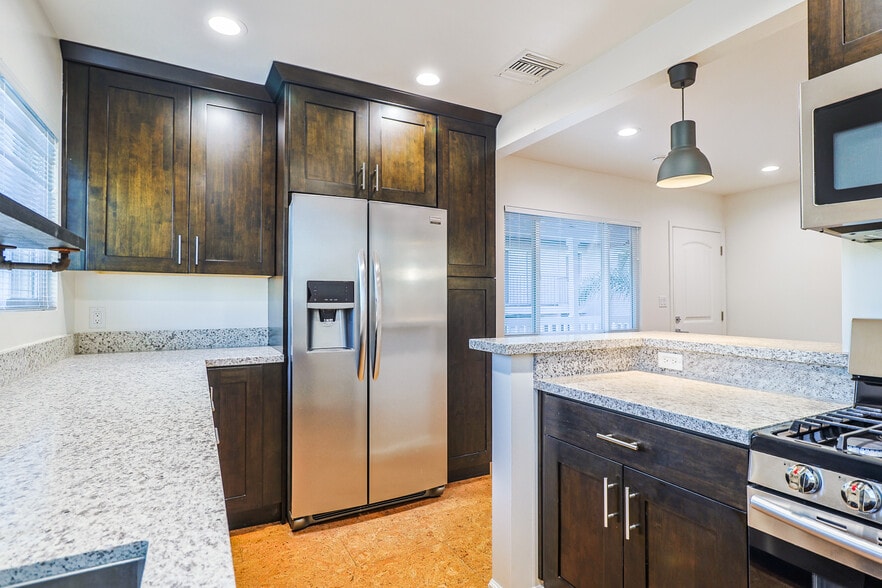 Building Photo - 256 W Tujunga Ave