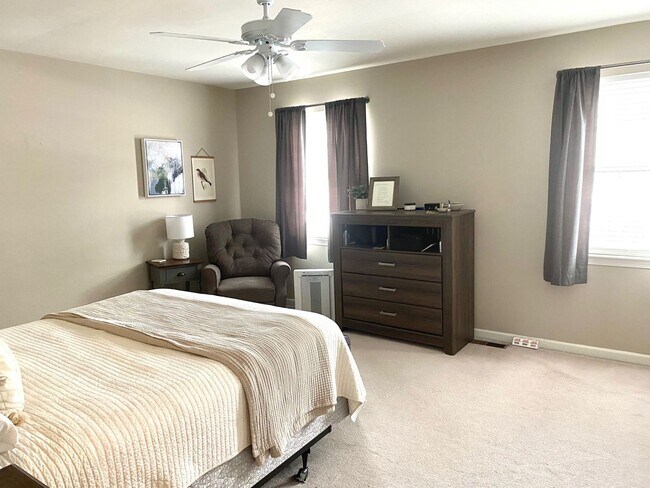 Building Photo - 2 Bed, 1.5 Bathroom Townhome with 2 Vehicle Carport