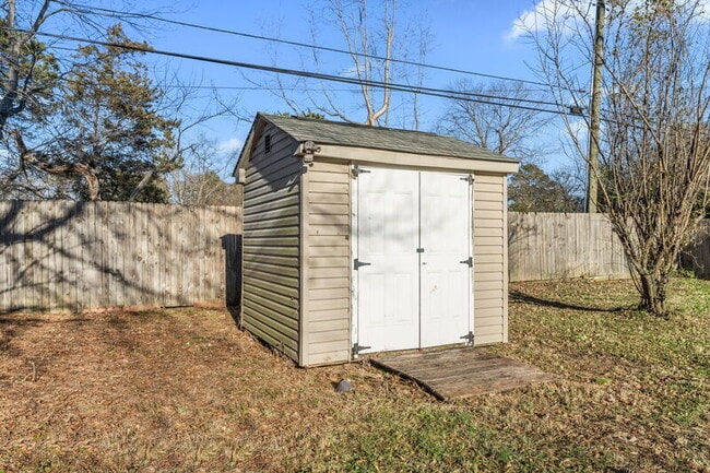 Building Photo - 108 E Magruder St