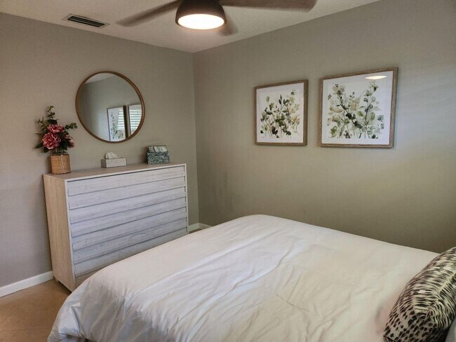 Building Photo - 3250 Lakeview Blvd