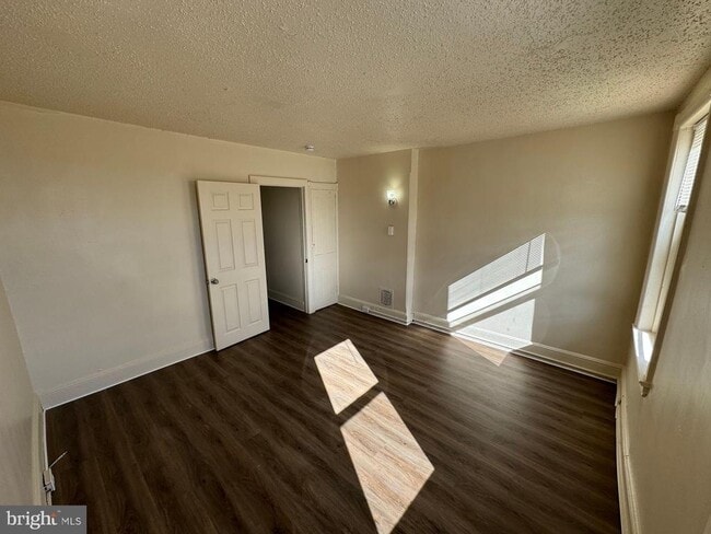 Building Photo - 620 W 2nd St