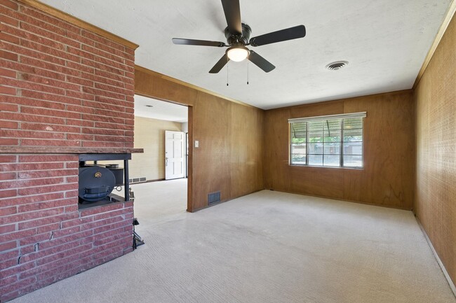Building Photo - 3 Bedroom / 2 Bathroom Home With Large Bac...
