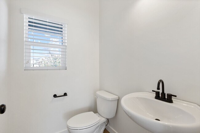 Building Photo - 4 bedroom/4 bathroom Home in Herriman!