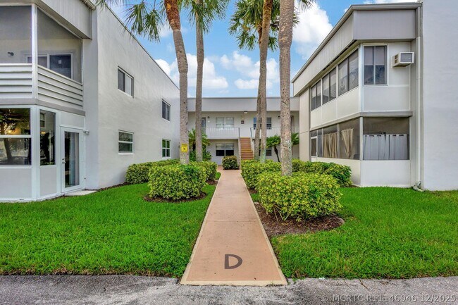 Building Photo - 185 Normandy Ln