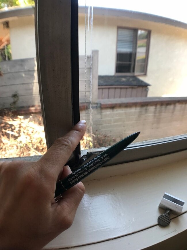 Building Photo - BEAUTIFUL WOOD FLOORS IN THIS- 5 BED 2 BATHROOM- GREAT DEAL!