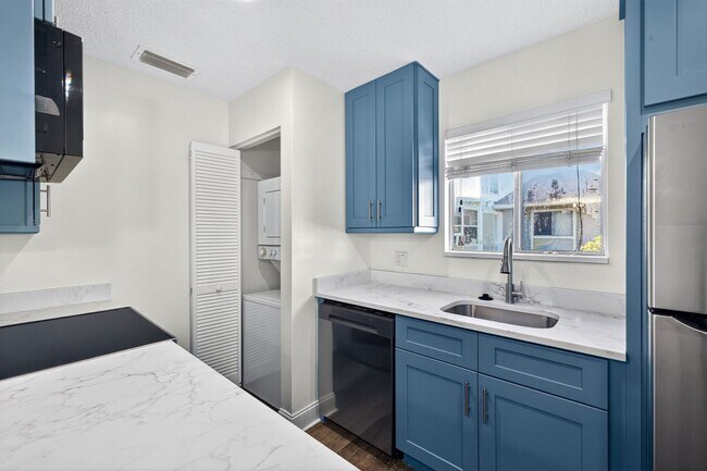 Building Photo - Cozy unfurnished, 2 Bedroom, 1 Bathroom, Condo