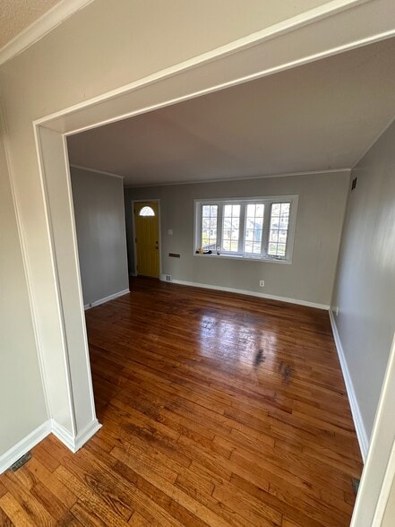 picture window in living room - 4308 Francis St