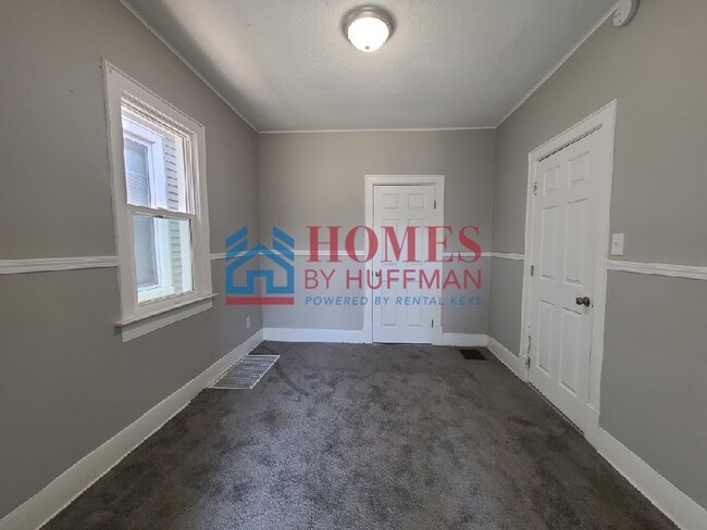 Building Photo - Two Bedroom House | Move in Ready!