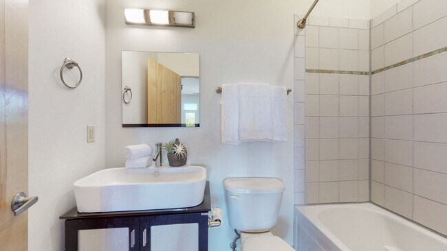 Building Photo - 1706 18th Ave S